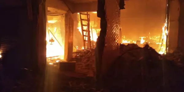 Incendio en Mercado La Merced. Foto: @SGIRPC_CDMX en Twitter.