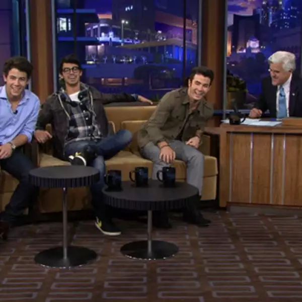 Los Jonas Brothers asistieron al programa de Jay Leno.