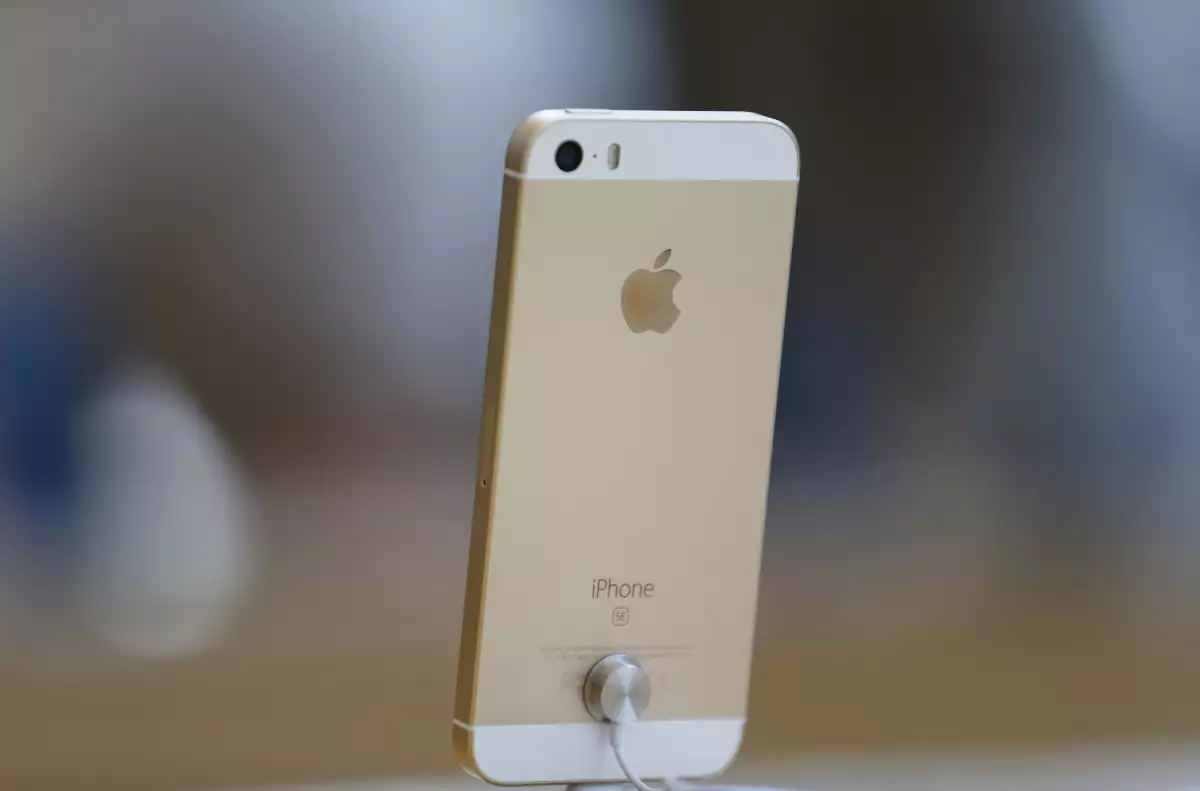 El teléfono tiene un tamaño más pequeño, similar al de modelos anteriores de iPhone.
