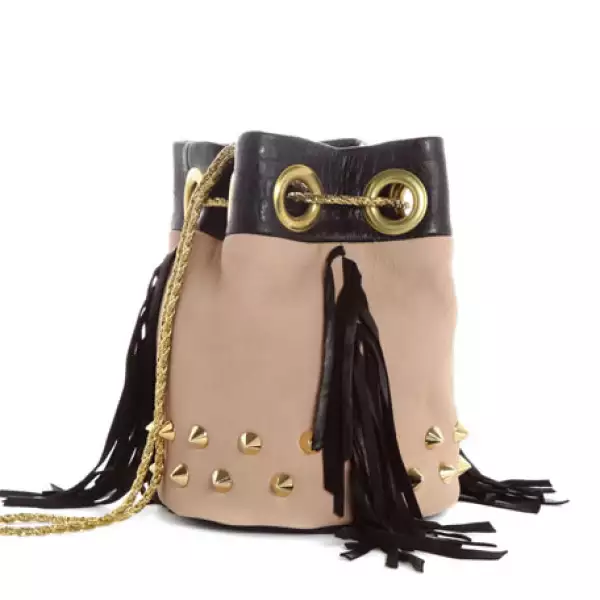 Delphin Delafon mezcla feminidad con flecos y estoperoles.