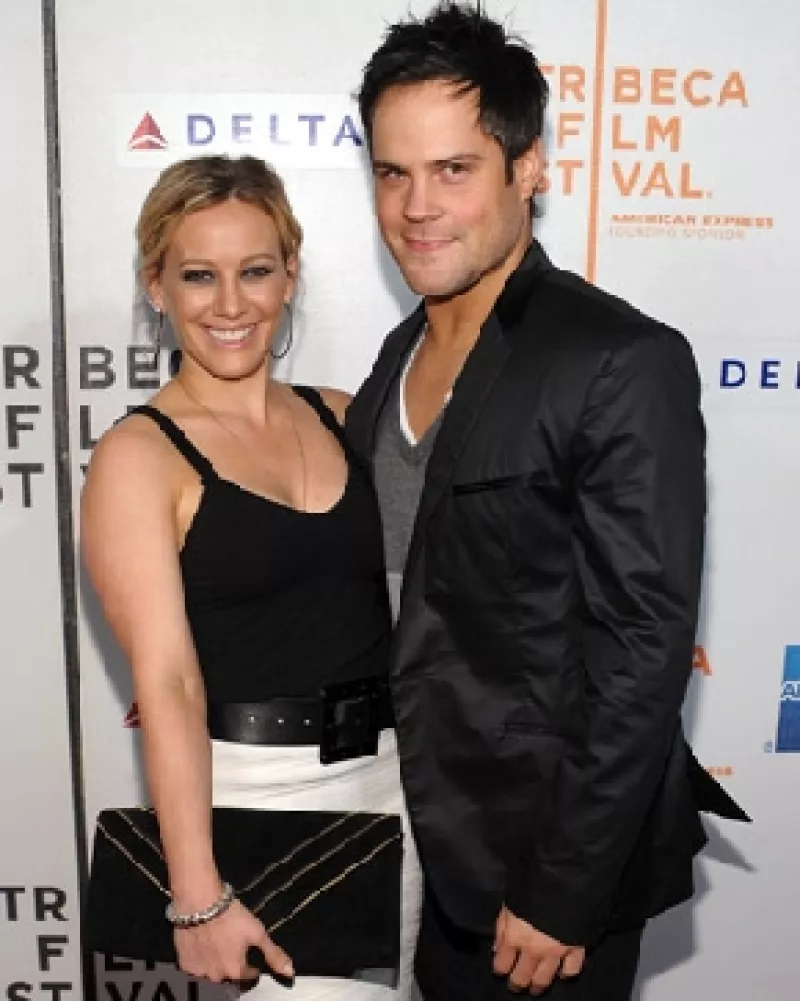 La actriz se casará con el jugador de hockey Mike Comrie, quien le propuso matrimonio durante sus vacaciones en Hawai.