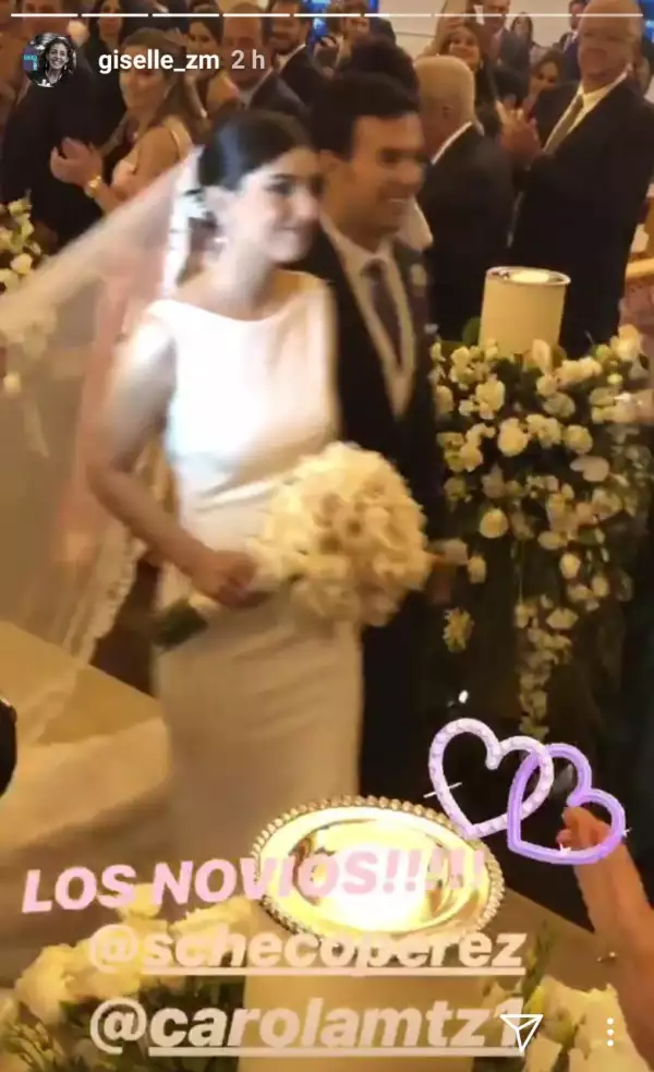 Checo Pérez y Carola saliendo de la iglesia