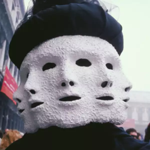 En ese gran desfile de pueden apreciar estilos diferentes; desde la ‘Volto’, una máscara común o la ‘Bauta’ triple, como la vemos en esta fotografía.