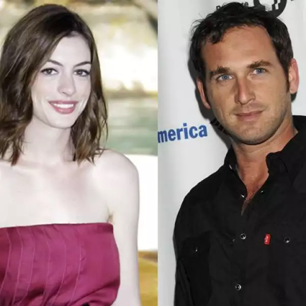 Anne Hathaway de 25 años fue vista tomada de la mano del actor Josh Lucas de 37 años en Denver, Estados Unidos. Testigos dicen que ambos se veían muy cariñosos.