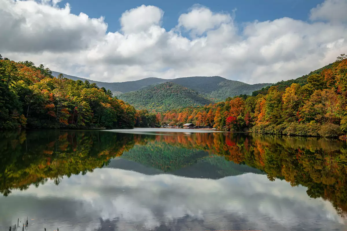 imagen panorámica del parque estatal Vogel en la base de Blood Mountain, la cumbre más alta del sendero de los Apalaches en Georgia.