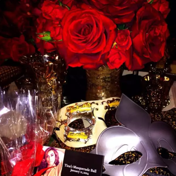 Monica Brown compartió cómo estuvieron adornadas las mesa y un fragmento de la invitación.