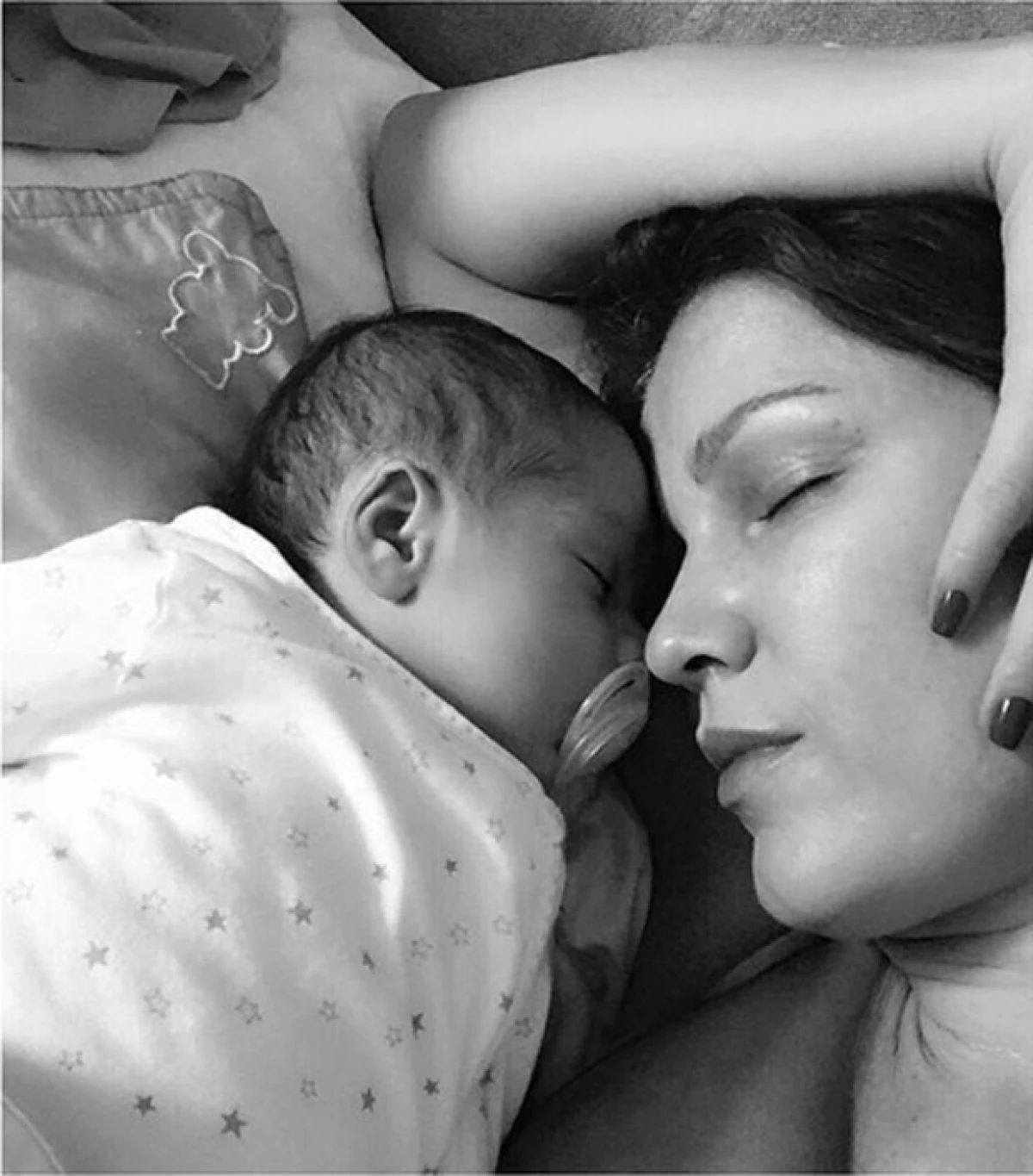 La esposa de Rafa Márquez compartió, por primera vez, una foto completa de su hijo Leonardo, siendo este uno de los momentos más emotivos desde que nuevamente se convirtió en madre.