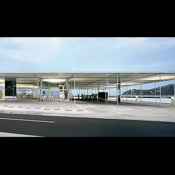 La terminal de ferry de Naoshima, Japón, refleja el interés de SANAA por lograr que sus edificios se adapten tanto al contexto en que se encuentran como a las actividades en su interior.