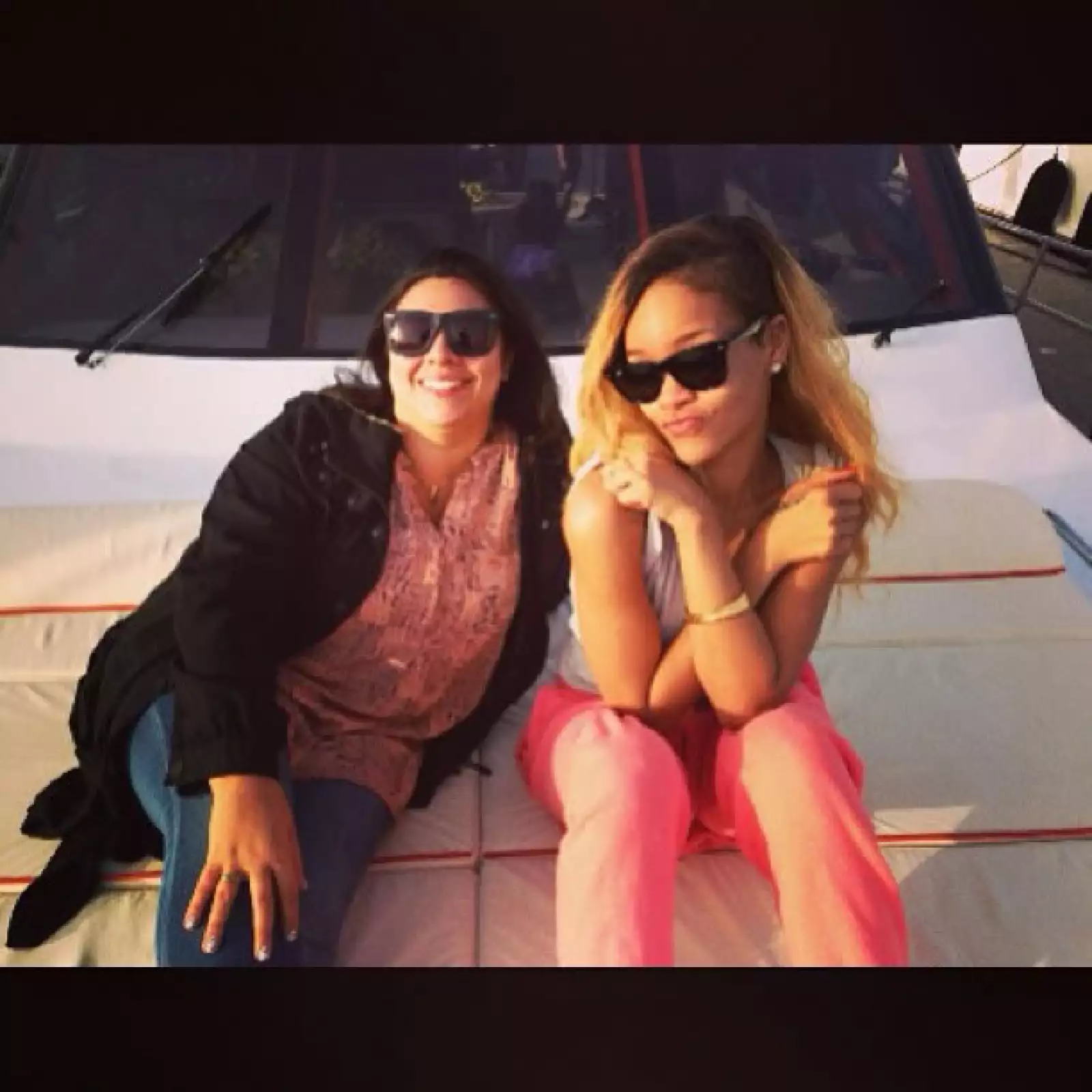 Y permaneció a bordo del yate hasta el atardecer, esperando el momento de alistarse para su concierto.