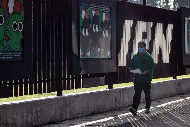 jóven llega al IPN zacatecano para realizar el examen de admisión 