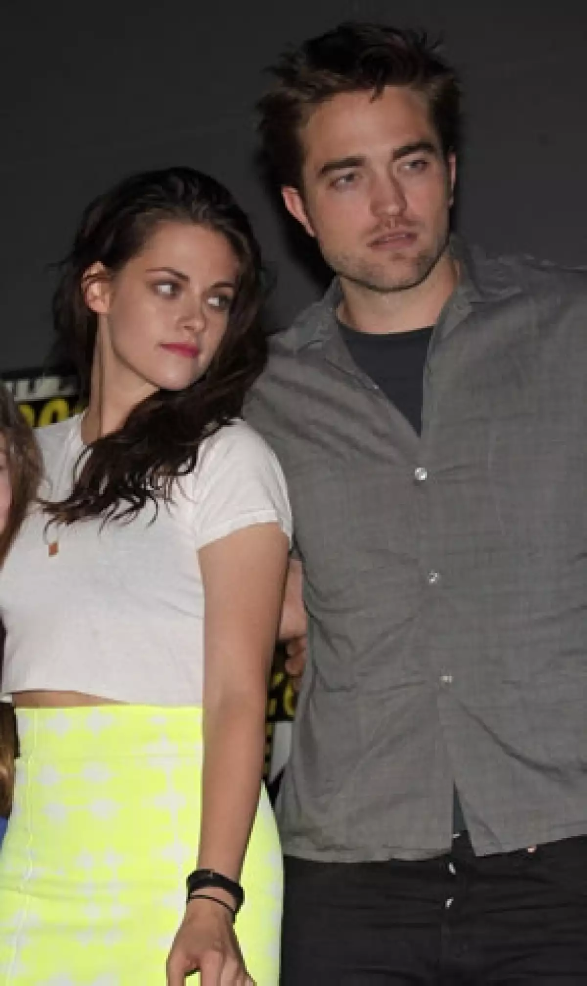 Aseguran que Robert Pattinson tiene problemas con creer la versión de Kirsten Stewart en la que jura que su infidelidad no fue más allá de los besos.