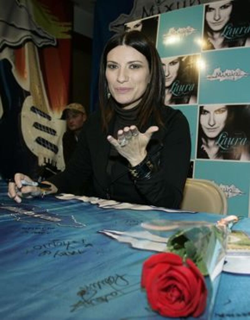 La cantante italiana estuvo en el sur de la ciudad conviviendo con fans en la preventa de su nuevo disco.