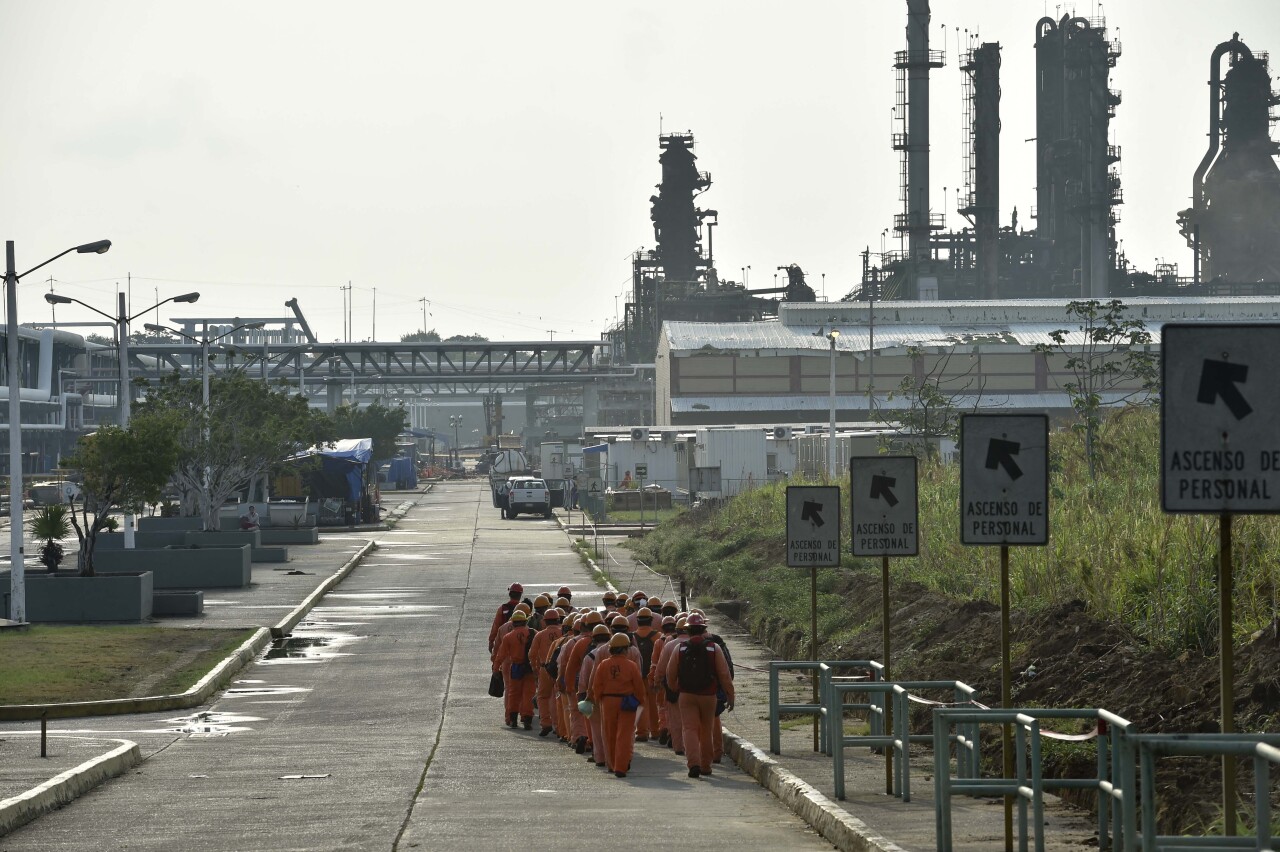 Pemex acuerda aumento salarial del 4.5% con sindicato para 2025-2027