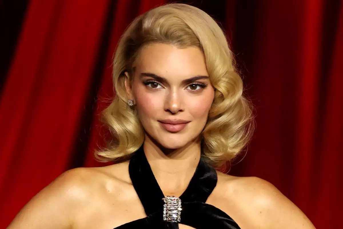 Kendall Jenner con pelo rubio