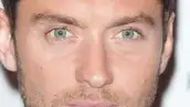 El sexy actor británico Jude Law conquista a cualquiera con su acento y sus ojitos.