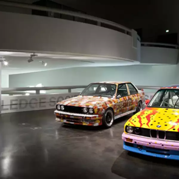 Es la primera vez que se expone en un mismo recinto la colección completa de estos automóviles, con la inclusión del más reciente modelo, producto de la imaginación del artista Jeff Koons.