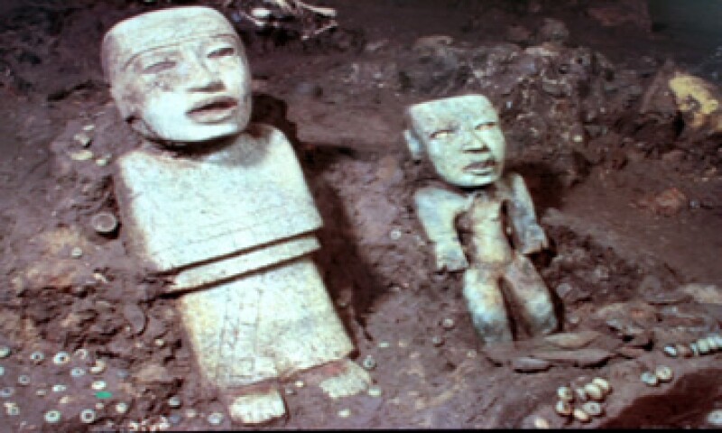 Entre los tesoros encontrados hay esculturas talladas en piedra. (Foto: Notimex )