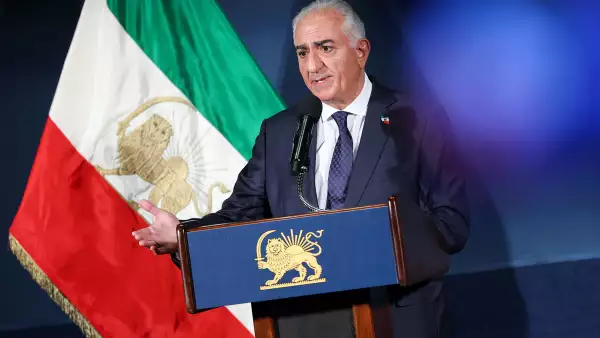 El líder de la oposición demócrata iraní, Reza Pahlavi, habla durante una conferencia de prensa en el Club Nacional de Prensa el 16 de enero de 2026 en Washington, DC. Pahlavi pidió protección para el pueblo iraní de la represión del régimen contra los manifestantes pacíficos y una transición ordenada a la democracia.