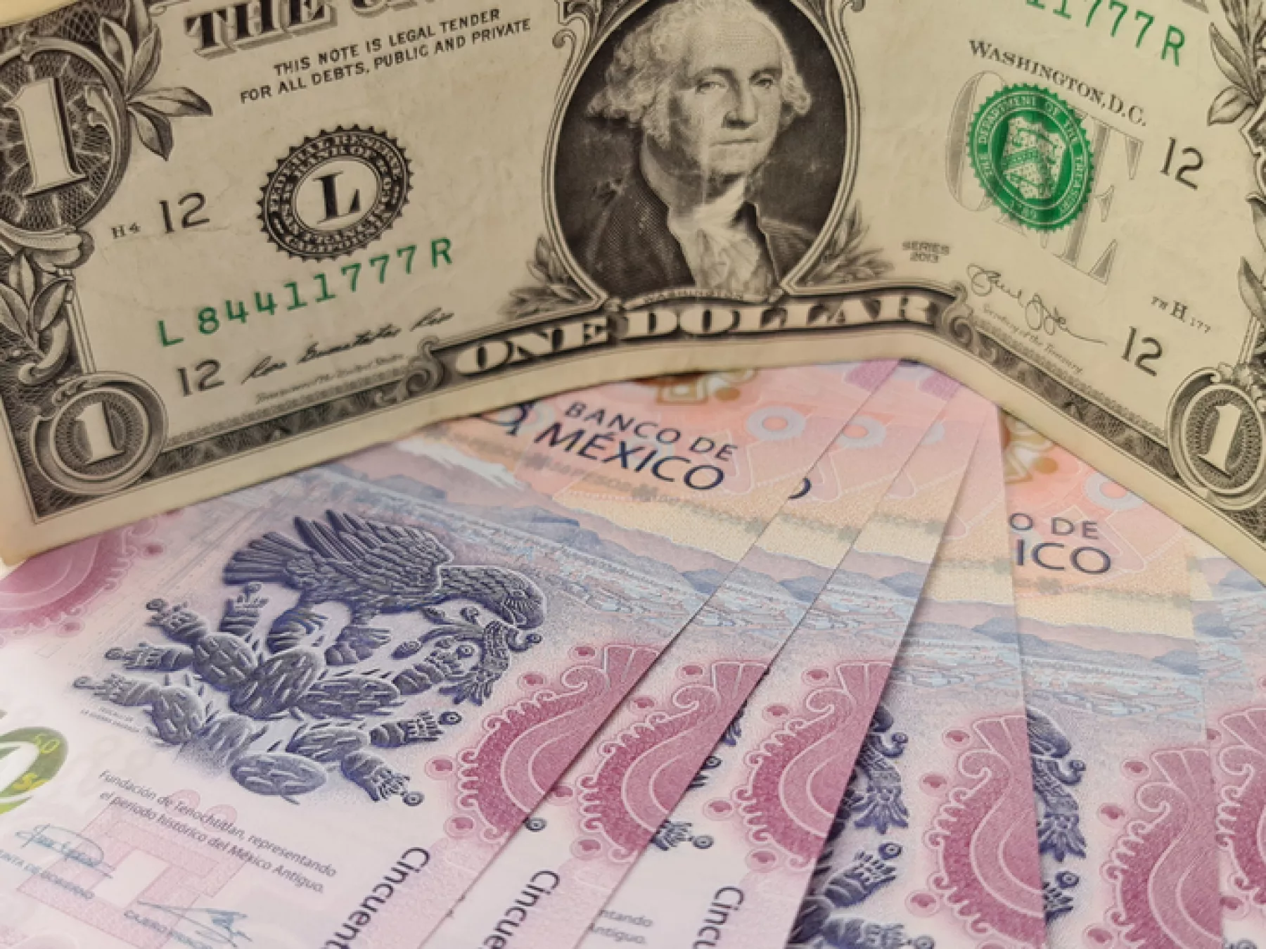Peso se aprecia a la espera de inflación y decisión Banxico