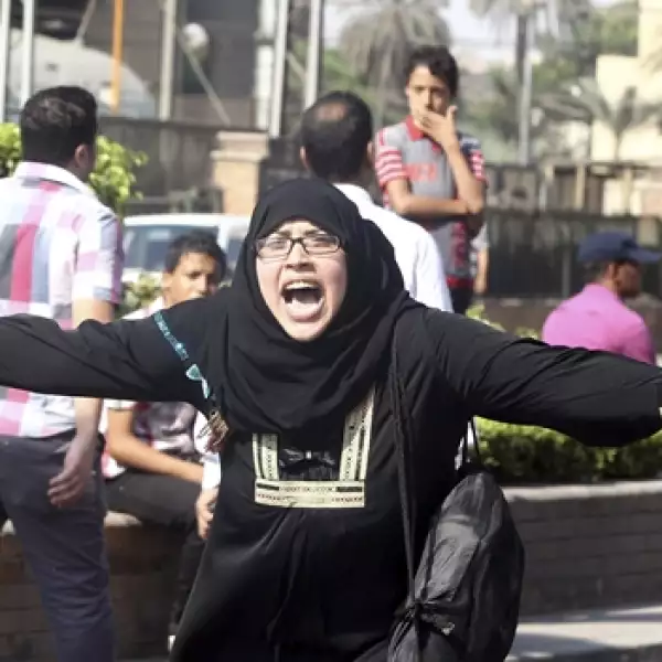 una mujer reacciona durante protestas en el cairo