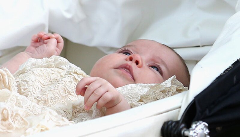 La pequeña princesa de apenas dos meses recibió como regalo una pintura de Blanca Nieves y sus 7 enanos valuada en cientos de dólares.