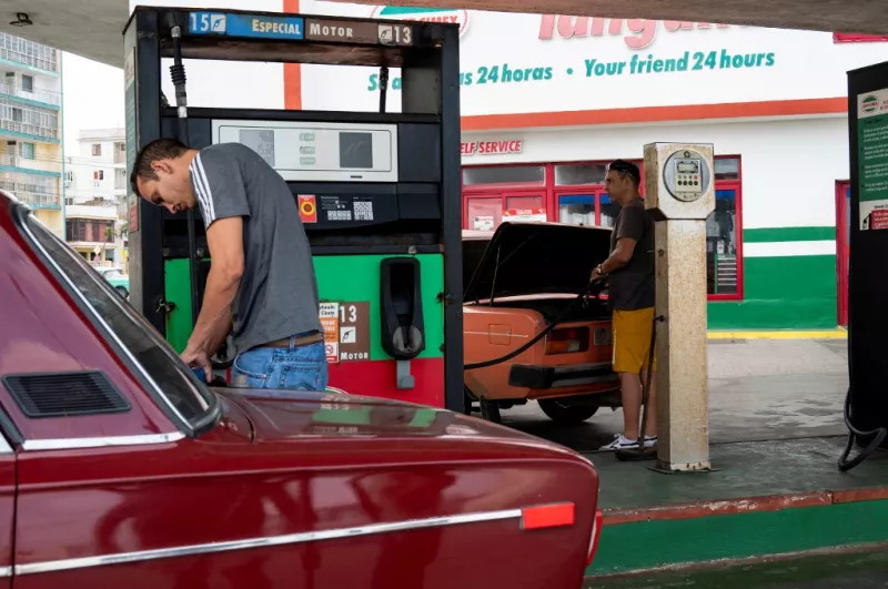 Los conductores llenan sus tanques en una gasolinera en La Habana, el 9 de enero de 2024, un día después de que el Gobierno cubano anunciara un aumento del 500 por ciento en los precios del combustible a partir de febrero. El gobierno con problemas de efectivo de Cuba anunció el lunes que los precios del combustible se dispararán en más del 500 por ciento a partir del 1 de febrero, como parte de una serie de medidas económicas destinadas a reducir el déficit. El costo de un litro de gasolina normal aumentará de 25 pesos (20 centavos estadounidenses) a 132 pesos, mientras que el precio de la gasolina premium saltará de 30 a 156 pesos, dijo el ministro de Finanzas y Precios, Vladimir Regueiro, en la televisión estatal. Las autoridades también dijeron que los turistas de la nación insular en dificultades pagarán por el combustible en moneda extranjera.
