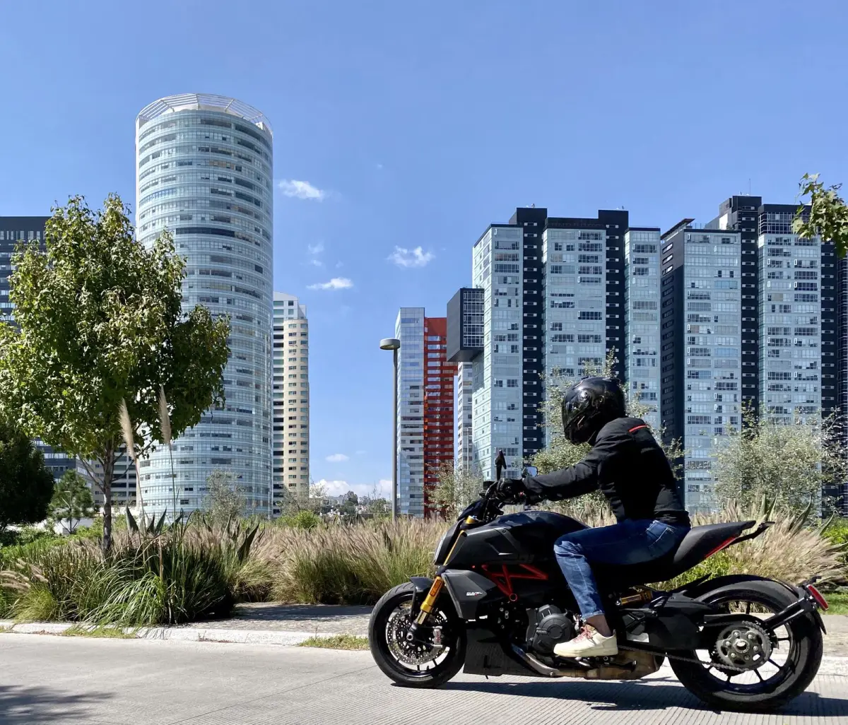 una ducati diavel en santa fe cdmx