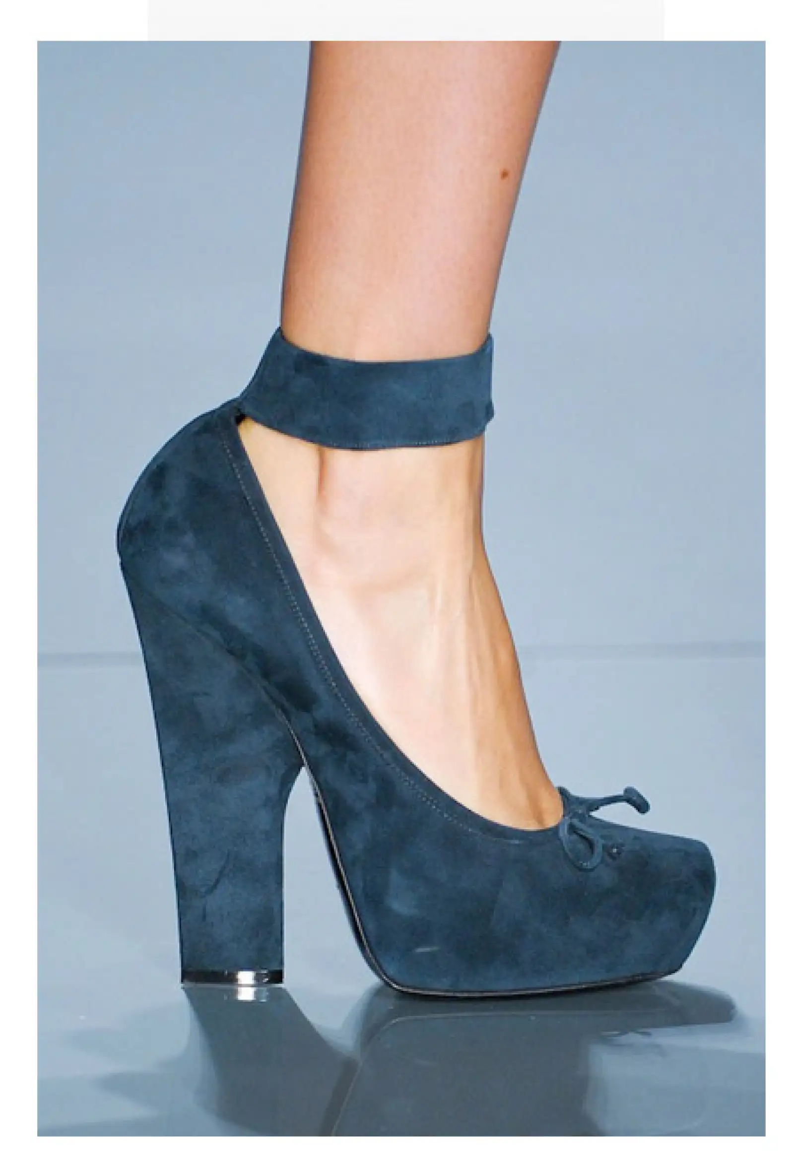 Los tacones de apariencia tosca y de tacón grueso han marcado tendencia en los últimos meses.