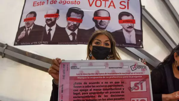 consulta popular 2021, guía: ubicación de casillas, horarios, requisitos y cómo votar (mujer mostrando una boleta de la consulta de juicio a expresidentes del 1 de agosto de 2021)