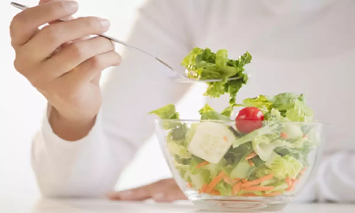 Sentirse irritable en la oficina también es producto de lo que comemos y cómo lo hacemos. (Foto: Getty Images)