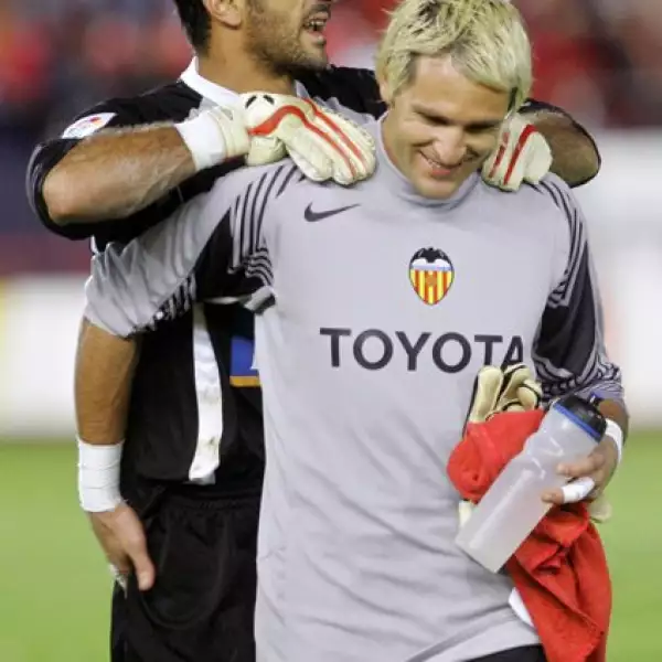 Santiago Cañizares, quien fue portero del Celta de Vigo, Real Madrid y Valencia CF, entre otros equipos, además de la Selección española, siempre llevaba una toalla roja que dejaba detrás de la portería.