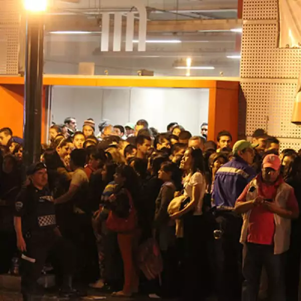 Ante los empujones y gritos, algunos decidieron desistir y buscar otra opción de transporte.