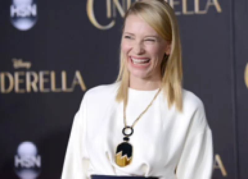 Luego de haber impactado en los premios Oscar con su elección de accesorios, Cate Blanchett se lució en la premiere de Cinderella con otra pieza de joyería súper llamativa.