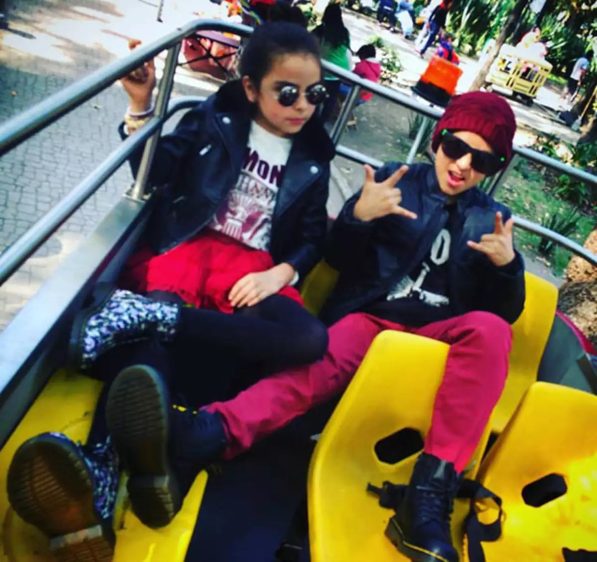 Lara y Ethan son dos pequeños que visitan distintos lugares de la ciudad de México, de un modo educativos pero no por eso aburrido, sus cápsulas las puedes ver en Youtube.