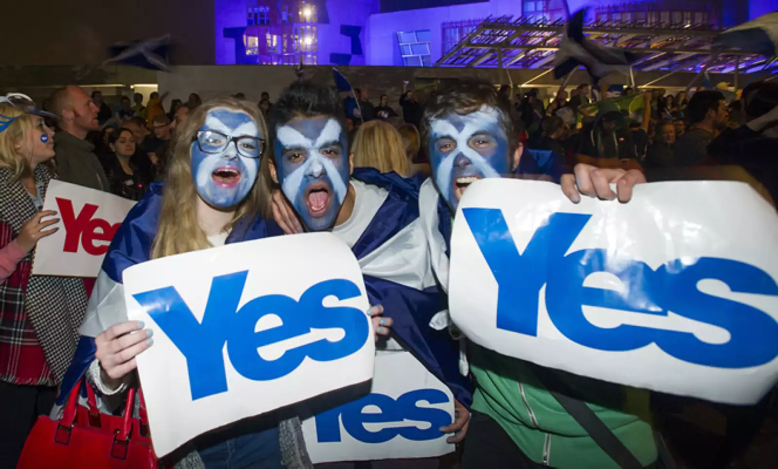 Los que están a favor del sí argumentan que Londres ha dilapidado los impuestos pagados sobre el petróleo y el gas extraído del fondo del Mar del Norte. El 90% del crudo del Reino Unido proviene de áreas que podrían ser reclamadas por una Escocia independ