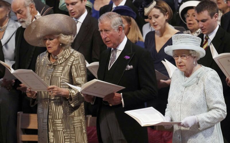 Camilla y el príncipe Carlos y la reina Isabel II durante las lecturas.