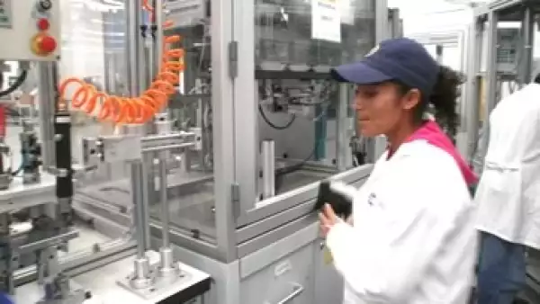 mujer planta ensamble pedal