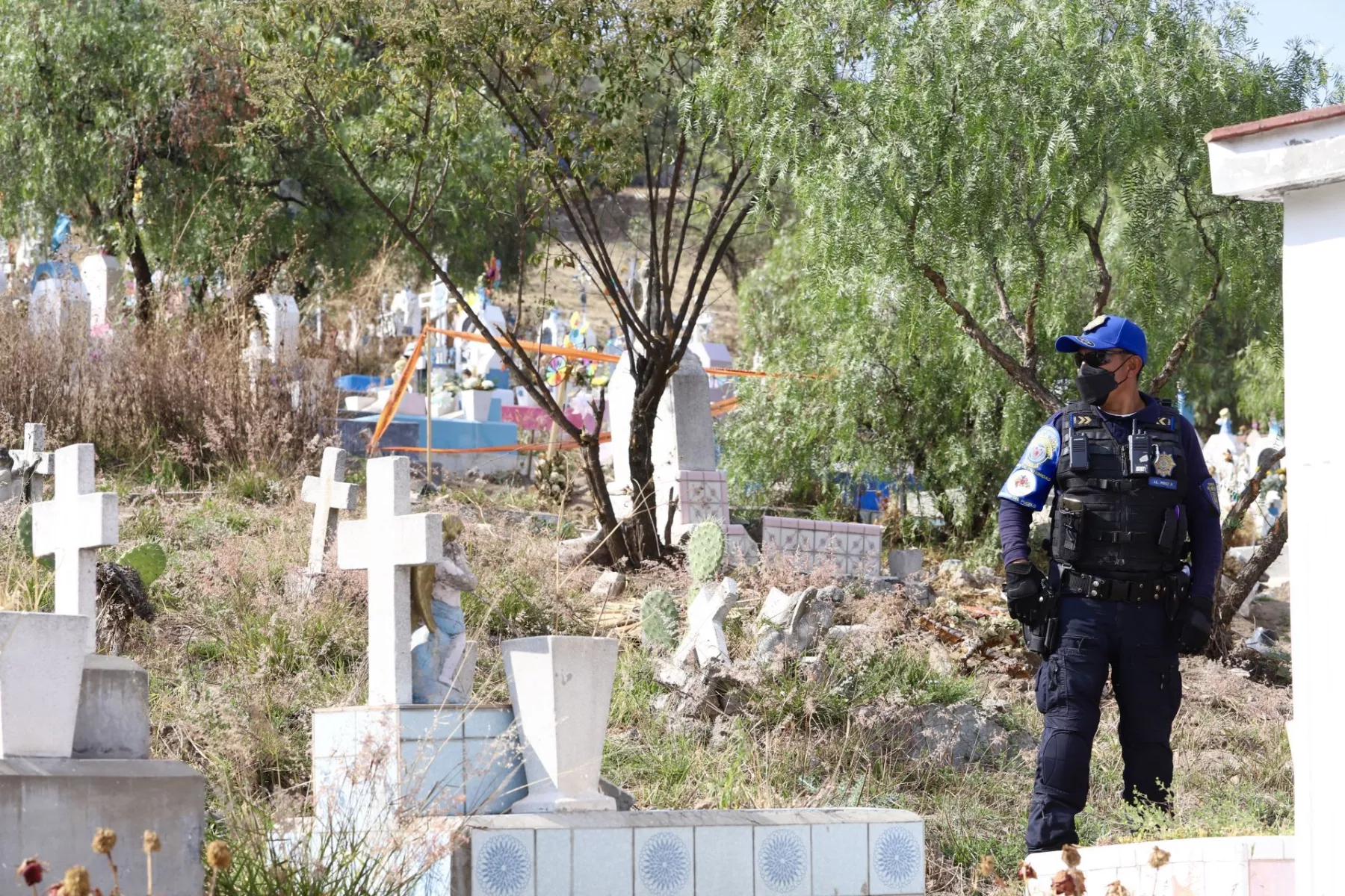 Cerco de seguridad en el panteón de San Nicolás Tolentino en la alcaldía Iztapalapa por el caso un bebé encontrado sin vida en el penal de San Miguel, en la ciudad de Puebla y que se ha confirmado fue exhumado de este cementerio.