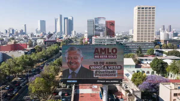 Espectaculares con propaganda de la Revocación de Mandato a favor de  Andrés Manuel López Obrador, presidente de México continúan siendo exhibidos en la capital del país.