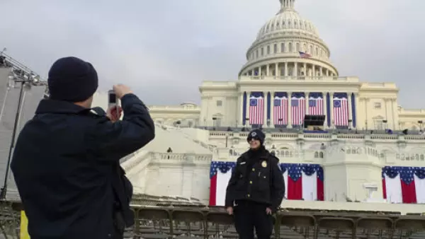Los policías aprovechan para tomarse una foto frente al escenario dónde será la toma de posesión de Obama.