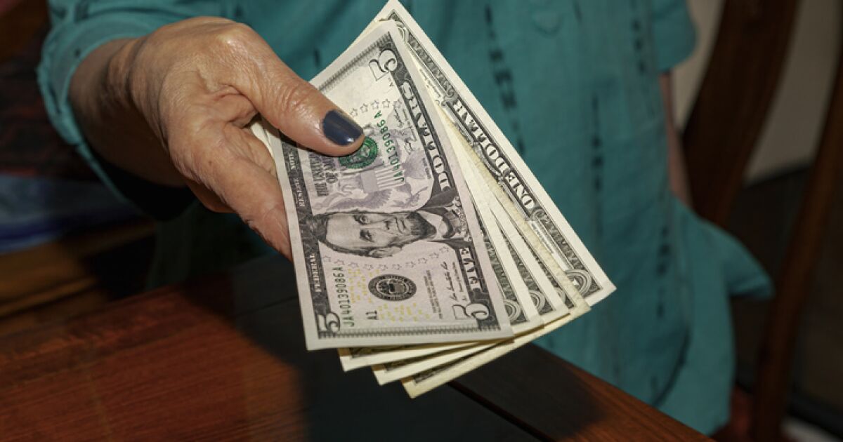 Remittances from the United States to Mexico reach a record of 5,172 million dollars in May Remittances from the United States to Mexico reach a record of 5,172 million dollars in May