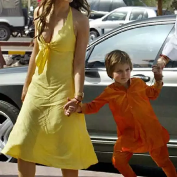 Liz Hurley no tiene miedo de usar colores brillantes, y para no verse demasiado estridente, evita los accesorios.