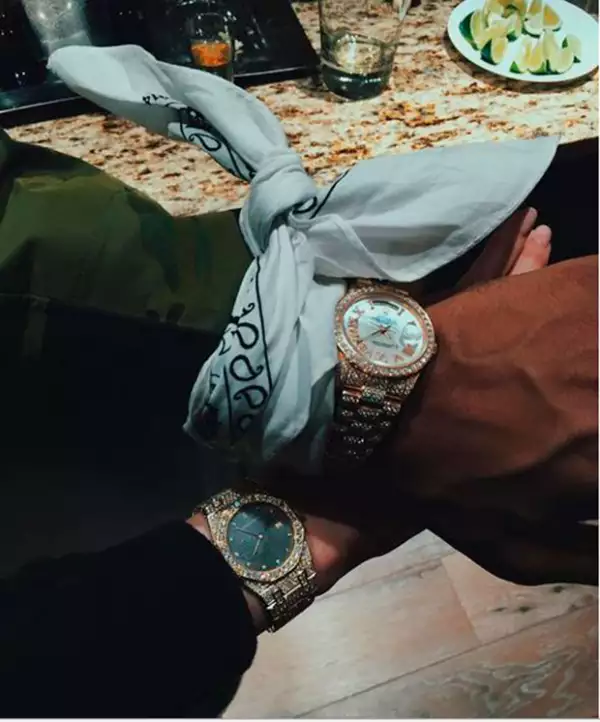 El rapero compartió esta foto junto a Kylie Jenner, en la que ambos presumen su relojes de diamantes.