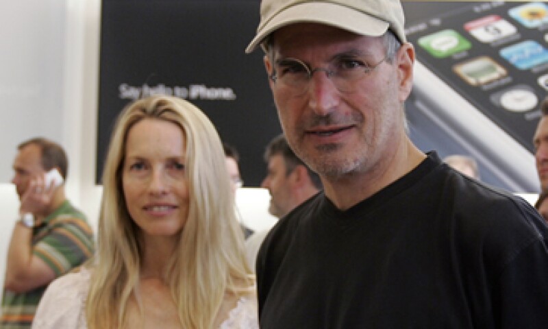 Laurene (izq) es quien maneja el fideicomiso de las acciones en Disney de Steve Jobs (der). (Foto: AP)
