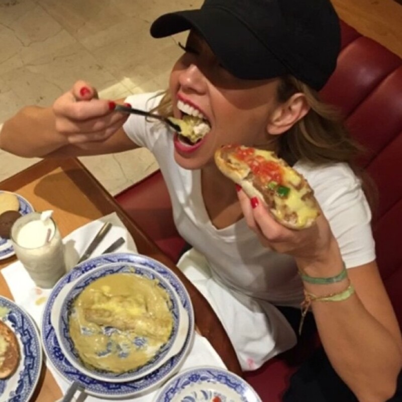 La cantante, que estuvo ayer en México por su participación en 'Grandes Temas de Telenovela' aprovechó su estancia para disfrutar de su particular comida favorita en un genuino restaurante.