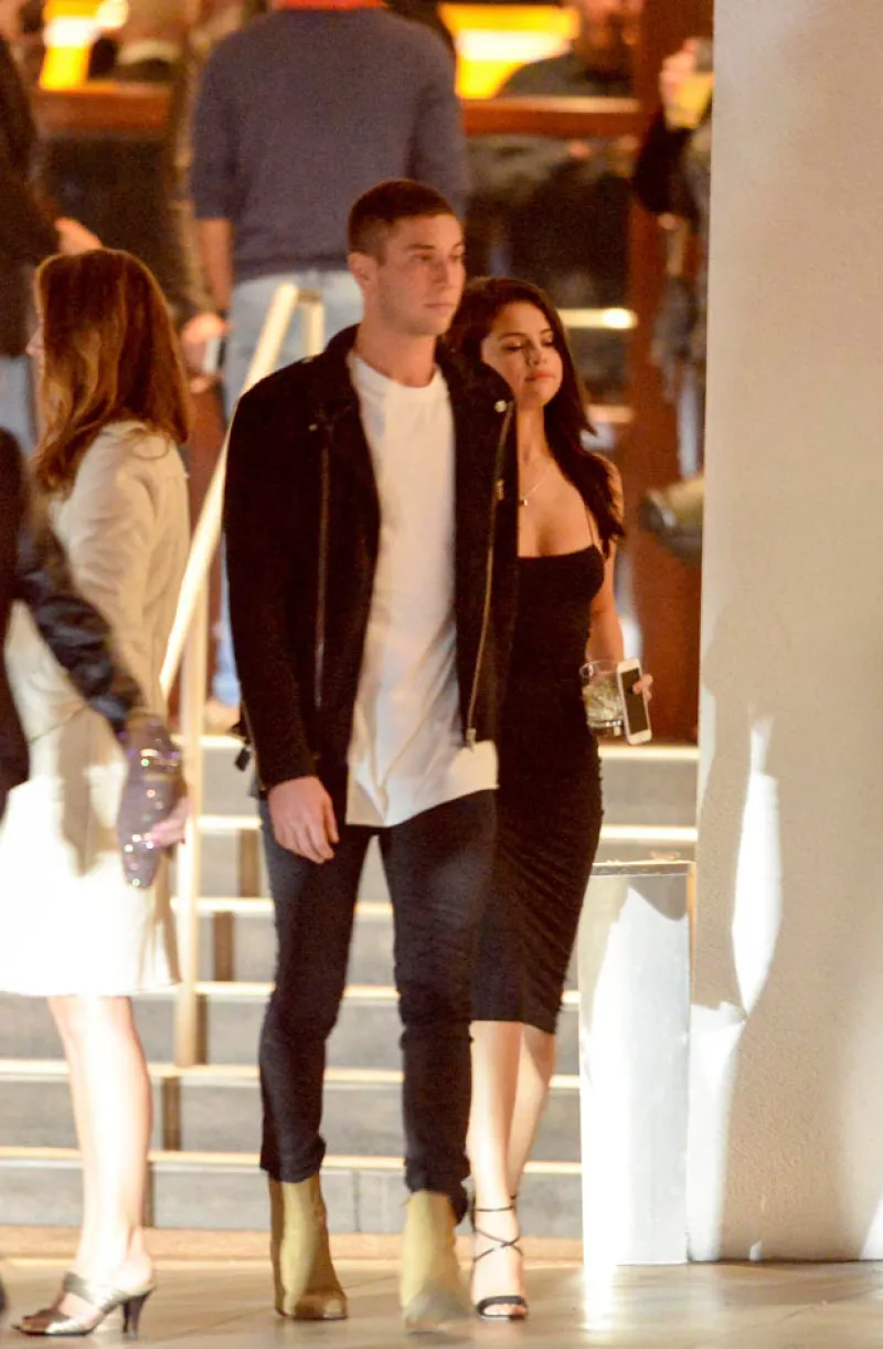 La cantante y el empresario fueron captados tomados de la mano por los paparazzi al salir de un date en Beverly Hills.