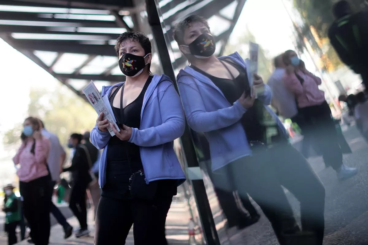  La secretaría de salud reporta 752 casos y 110 decesos en 24 horas (Mujer usando cubrebocas descansa después de recibir vacuna)