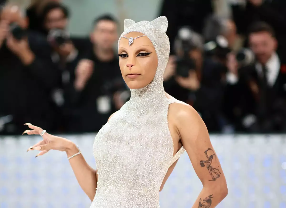 foto de doja cat vestida como gato en la met gala 2023