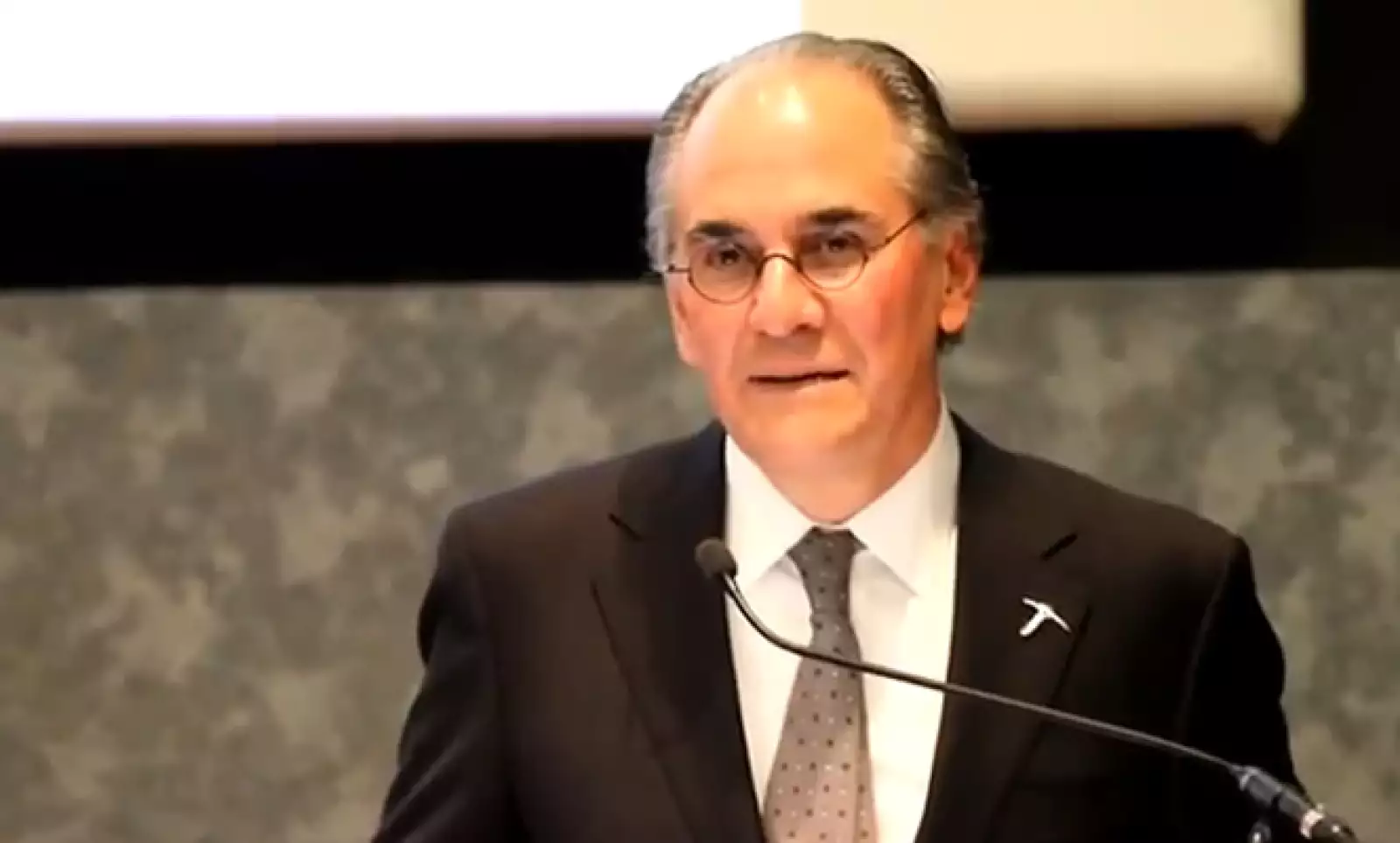 Fue secretario de Comercio y Fomento industrial de México de 1994 a 2000.