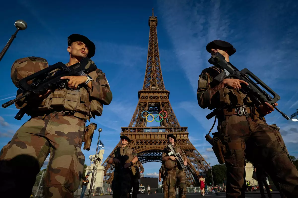 París, Francia - 21 de julio de 2024 Los soldados patrullan una calle frente a la Torre Eiffel antes de los Juegos Olímpicos.